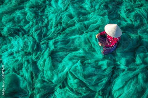 Fotografía Vietnam Fishermen are repairing fishing nets Fishermen are cleaning Thai fishing nets