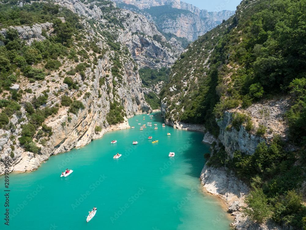 France, july 2019: St Croix Lake, Les Gorges du Verdon with Tourists in kayaks, boats and paddle boats., Provence - obrazy, fototapety, plakaty 