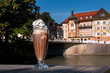 Bad Tölz, Bayern/ Deutschland: Eiskaffee, serviert in einem Kaffee mit Blick auf die Isar