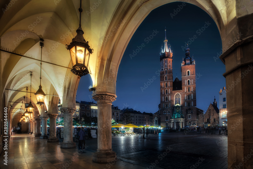 Cracow by night - the cloth hall and the Mariacki, in Poland, Europe (Krakow , Kraków) - obrazy, fototapety, plakaty 
