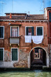 Hausfassade Venedig mit weißer Wäsche