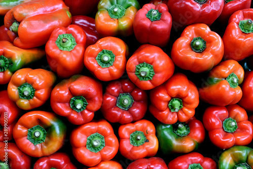 Cuadros en Lienzo Fresh Colombian red bell peppers, farmers produce market, Colombia