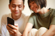 © yamasan - スマートフォンを使うカップル