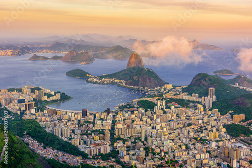 Fototapeta Rio De Janeiro  gora-sugarloaf-i-botafogo-w-rio-de-janeiro-o-zachodzie-slonca-brazylia
