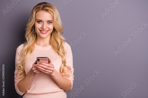 Photo of pretty lady holding telephone in arms addicted to instagram feednews we Tableau sur Toile