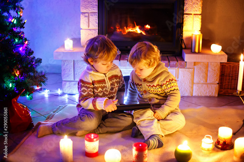 Cuadros en Lienzo Two cute toddler boys, blond twins playing with new tablet gift