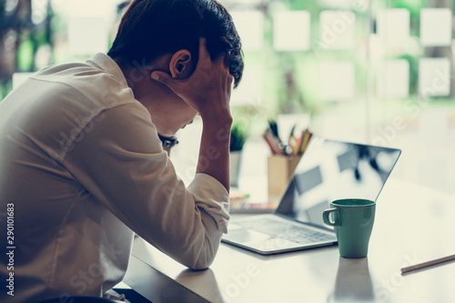 Fotografía Confused businessman with stressed and worried about working mistake and problems