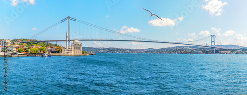 Fotomural The Bosphorus Bridge and the Ortakoy Mosque in Istanbul, Turkey, panoramic view