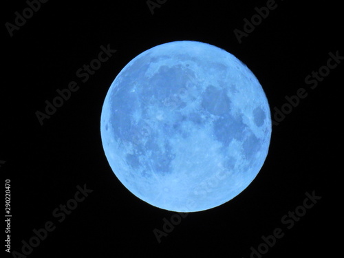 今宵は満月 風なく輝く月 青い月 蒼い月 碧い月 月イメージ素材 Stock Photo Adobe Stock