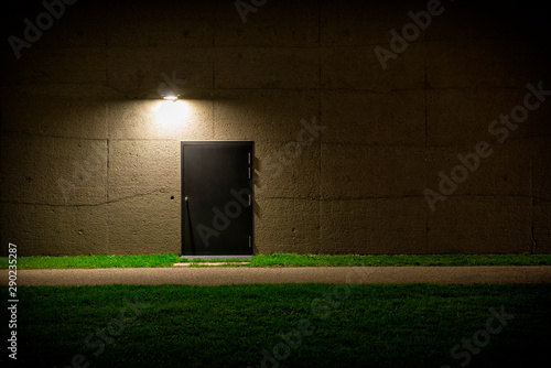 Fotografía Tür in der Wand bei Nacht 865616