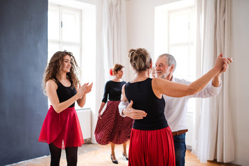Canvas Print - Group of senior people in dancing class with dance teacher.