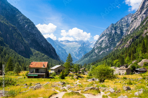 Fotografía Vista delle montagne in Val di Mello, Italia