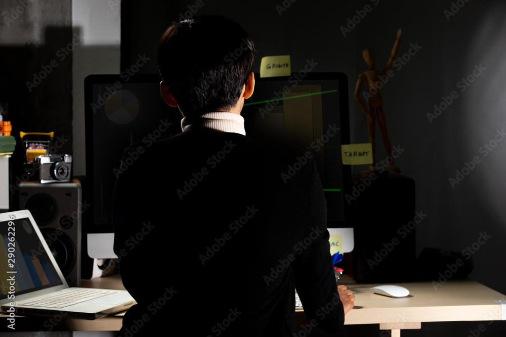 Foto de Stock Business tomboy set dartboard as top Target and hand on ...