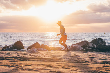 Wall Mural - uomo che corre vicino al mare