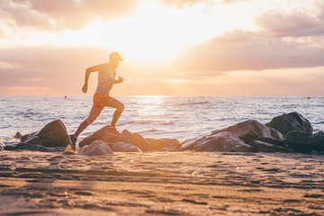 Wall Mural - uomo che corre vicino al mare