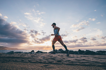 Wall Mural - uomo che corre vicino al mare