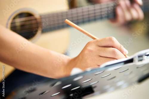 Fotomural young composer writing down musical notes