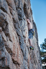 Wall Mural - El joven Jorge escalando por una pared vertical en La Pedriza,  en  la Sierra de Madrid