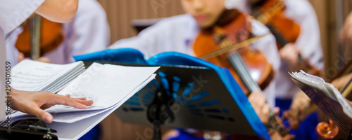 Fotografía Selective focus to hands of conductor with music notation