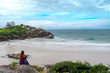 © Eduard - mujer observando el mar desde una playa de brasil