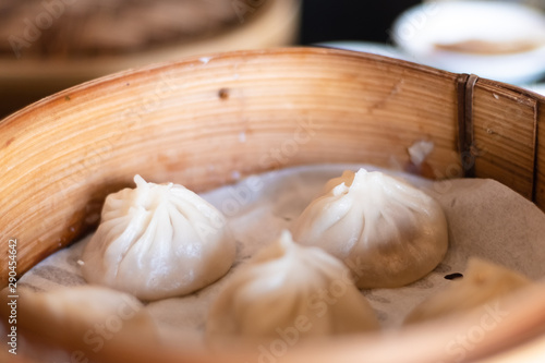 Fotomural Close up white dim sum ha gow on wooden basket