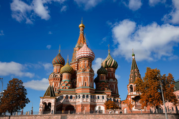 Wall Mural - Beautiful view in the morning with autumn season of St. Basil's Cathedral in Moscow