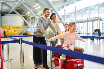 Canvas Print - Familie und zwei Kinder haben Spaß im Flughafen