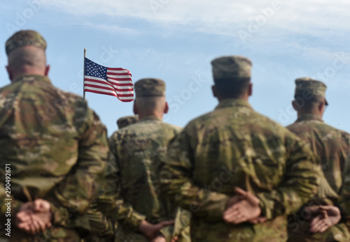 Cuadros en Lienzo American Soldiers and Flag of USA. US Army. Veteran Day