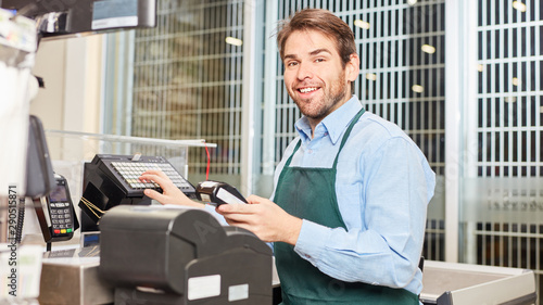 Fotografía Kassierer an der Registrierkasse im Einzelhandel