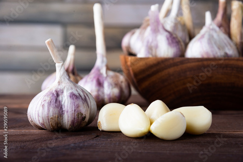 Cuadros en Lienzo garlic on a wooden table. Healthy spices, healthy food