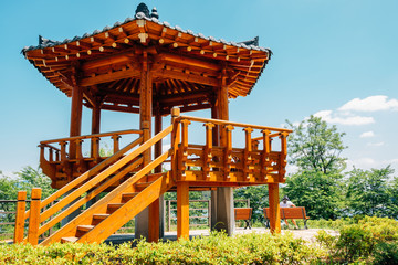 Canvas Print - Korean traditional pavilion at Wangsong Lake park in Uiwang, Korea