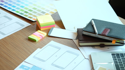 table where ux ui works, application development mobile application, developer workspace.
