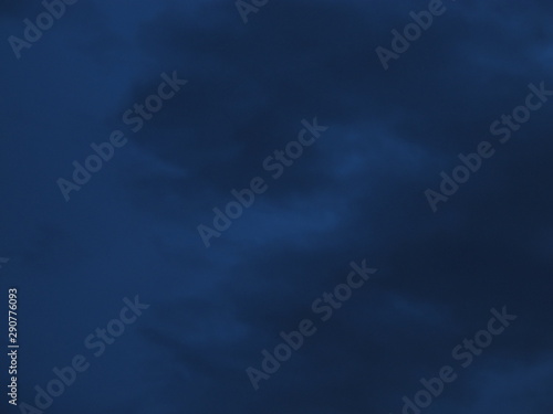 Fotografía Cloudy nighttime sky in shades of midnight blue to royal blue