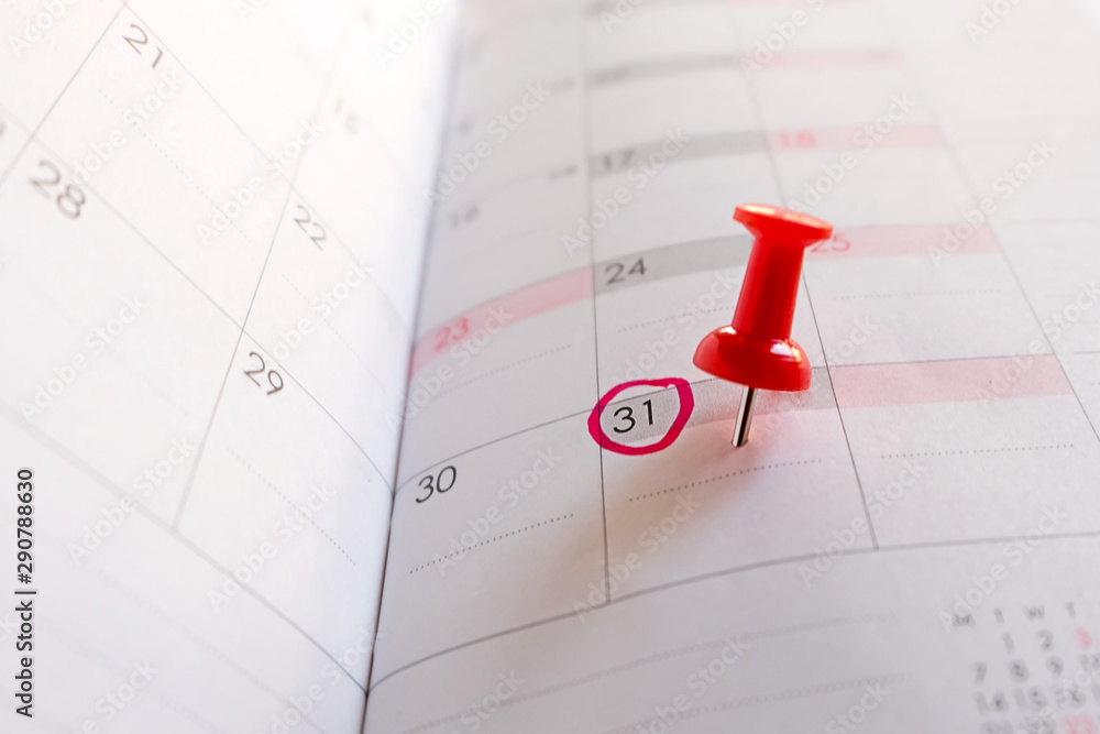 Red push pin on calendar, Red circle on 31. - obrazy, fototapety, plakaty 