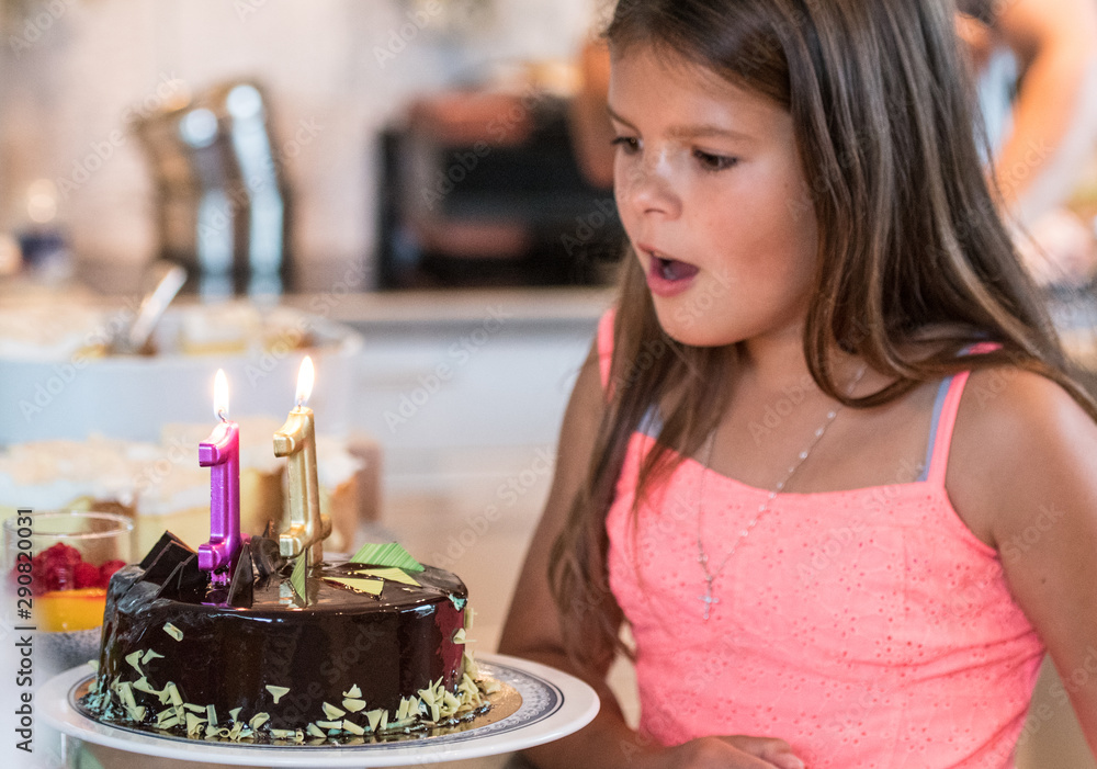 Urodziny dziecka i impreza z balonami, dmuchanie świec z tortu urodzinowego dla dziecka - obrazy, fototapety, plakaty 