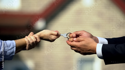 Fotomural Man and woman pulling key from house, division of property after divorce closeup
