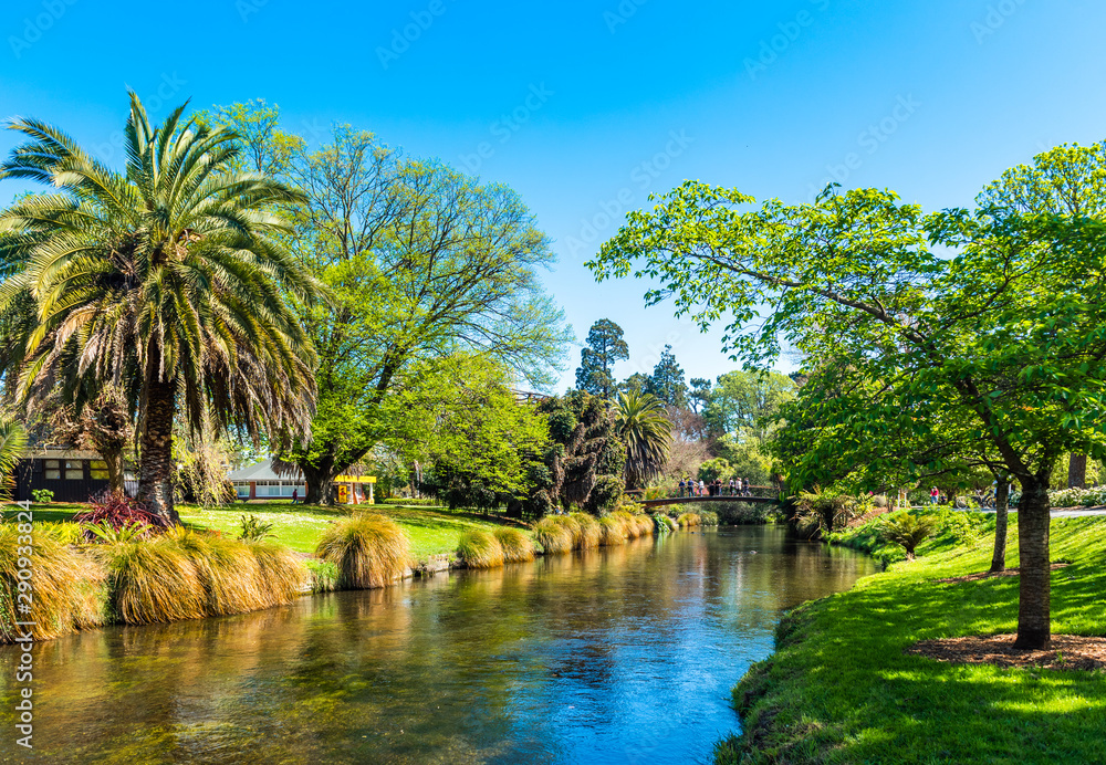 CHRISTCHURCH, NEW ZEALAND - OCTOBER 18, 2018: River landscape, Christchurch Botanic Gardens. - obrazy, fototapety, plakaty 