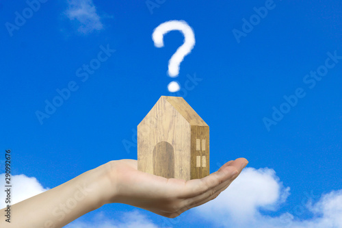 住まい 不動産 家族の疑問をイメージした画像 青空背景と白い雲のはてな Stock Foto Adobe Stock 住まい 不動産 家族の疑問をイメージした画像 青空背景と白い雲のはてな Stock Foto Adobe Stock