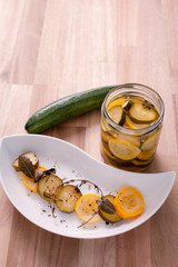 Canvas Print - zucchini amarillo en concerva para comidas y ensaladas