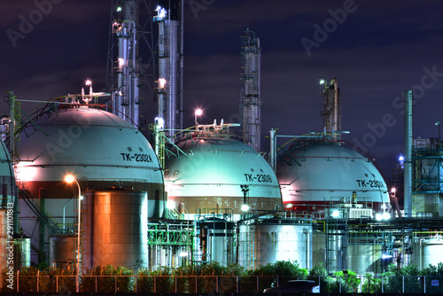 三重県 四日市の工場夜景 丸いガスタンク Stock Foto Adobe Stock 三重県 四日市の工場夜景 丸いガスタンク Stock Foto Adobe Stock