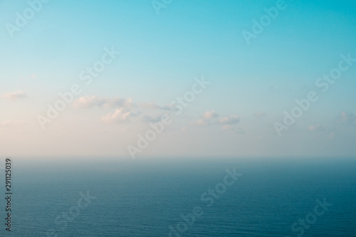 Fotografía blue sky and ocean horizon on sunny summer day