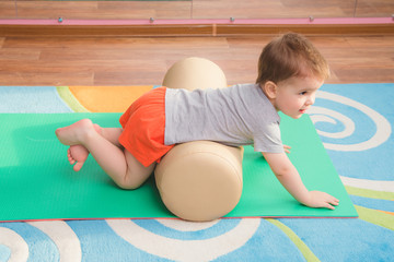 little kid is engaged in sports in the gym