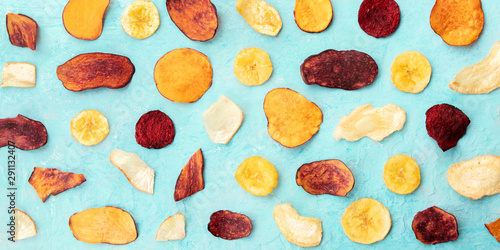 Cuadros en Lienzo A panorama of dry fruit and vegetable chips, shot from the top