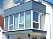 Vorgebaute Wintergarten-Balkon-Kombination mit dreiseitiger Verglasung an einem Wohnhaus