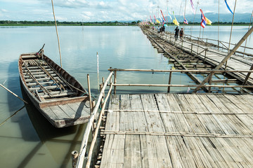 Wall Mural - PHAYAO, THAILAND - June 2, 2017 : The bamboo bridge in Kwan Phayao lake