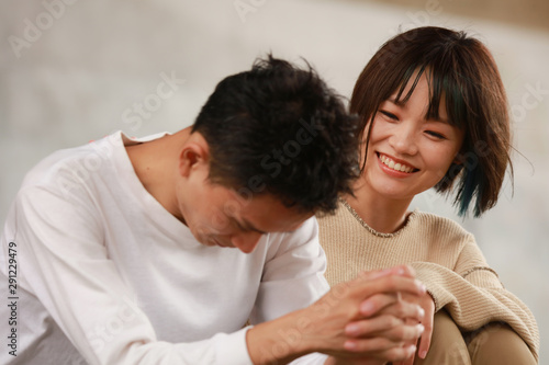 落ち込む男性を励ます女性 Stock Photo Adobe Stock