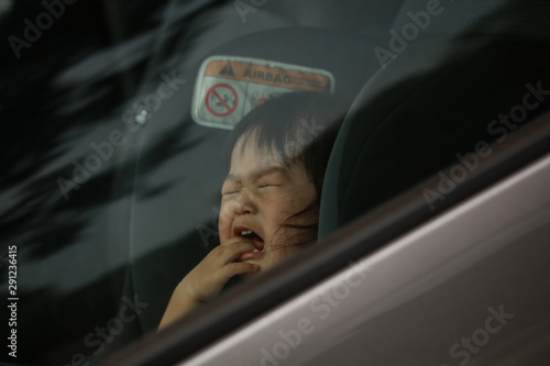 車の中で泣く赤ちゃん Adobe Stock でこのストック画像を購入して 類似の画像をさらに検索 Adobe Stock 車の中で泣く赤ちゃん Adobe Stock でこのストック画像を購入して 類似の画像をさらに検索 Adobe Stock