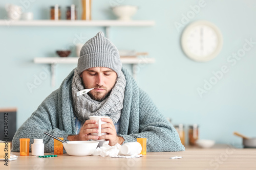 Cuadros en Lienzo Sick man sitting at kitchen table