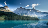 Fototapeta Góry - Beautiful emerald lake, Yoho national park, British Columbia, Canada