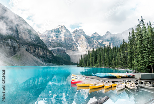Cuadros en Lienzo Beautiful Moraine lake in Banff national park, Alberta, Canada